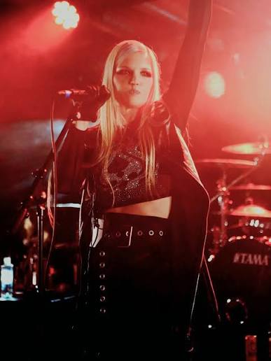 Charlotte Marlen Midtun performing under red stage lights